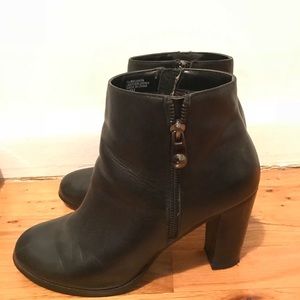 Tahari Black Leather bootie size 10